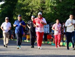 Peringatan Bulan PRB 2024, Pj Gubernur Safrizal Kalungkan Medali untuk Juara Run For Resilience