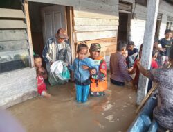 TNI Bersama Tim Gabungan Evakuasi Warga yang Terisolasi Akibat Banjir