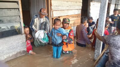 TNI Bersama Tim Gabungan Evakuasi Warga yang Terisolasi Akibat Banjir