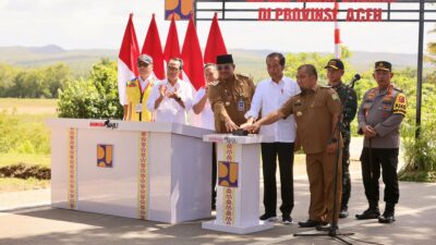 Didampingi Pj Gubernur Safrizal, Presiden Jokowi Resmikan 25 Ruas Jalan dan Jembatan di Aceh