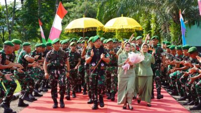 Penuh Semangat, Prajurit dan Persit Yonif 117/KY Sambut Kedatangan Danrem 012/TU