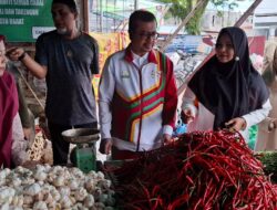 Kendalikan Laju Inflasi, Pj Bupati Azwardi Tinjau Pasar Bina Usaha Meulaboh