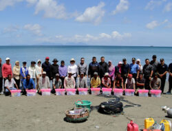 Kasdim 0101/KBA Dampingi Pangdam IM Hadiri Tradisi Tarik Pukat Bersama Nelayan di Pantai Lamteungoh