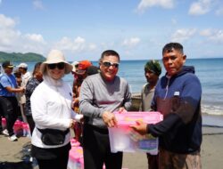 Tinjau Tradisi Tarik Pukat, Pangdam IM Bagi-bagi Sembako di Pantai Lamteungoh