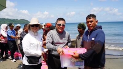 Tinjau Tradisi Tarik Pukat, Pangdam IM Bagi-bagi Sembako di Pantai Lamteungoh