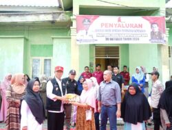 Pemkab Nagan Raya Serahkan Bantuan Sembako untuk 500 Warga Miskin