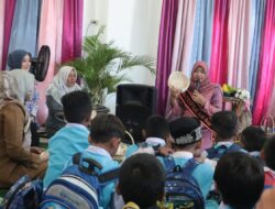 Cut Rezky Handayani Perkenalkan Kerajinan dan Kesenian Khas Aceh Besar kepada Murid TK