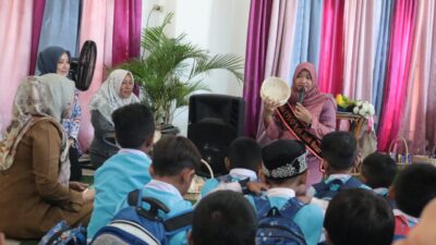 Cut Rezky Handayani Perkenalkan Kerajinan dan Kesenian Khas Aceh Besar kepada Murid TK