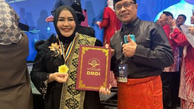 Prof Adjunct Dr Marniati Terima Anugerah Temenggong Tun Hasan DMDI di Singapura