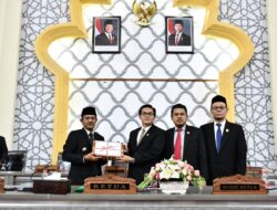 Pj Wali Kota Banda Aceh Serahkan RAPBK 2025 ke DPRK