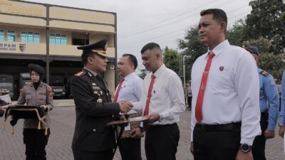 Peringati Hari Pahlawan, Kapolresta Banda Aceh Serahkan Sejumlah Penghargaan