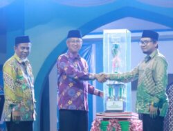 Tutup MTQ XII Nagan Raya, Pj Bupati Iskandar Serahkan Piala Juara Umum kepada Camat Seunagan