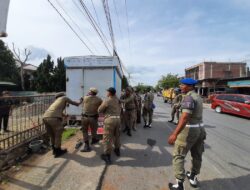 Satpol PP dan WH Aceh Besar Tertibkan Bangunan Liar di Peukan Bada