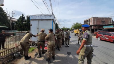 Satpol PP dan WH Aceh Besar Tertibkan Bangunan Liar di Peukan Bada