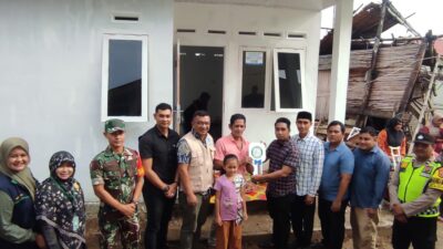 Wakili Pj Bupati, Plt Kadinsos Aceh Besar Serahkan Kunci Rumah Dhuafa