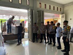 Personel Polres Nagan Raya Amankan Distribusi Logistik Pilkada 2024