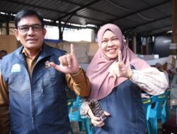 Plt Sekda Aceh Salurkan Hak Suara di TPS 1 Ie Masen Kayee Adang
