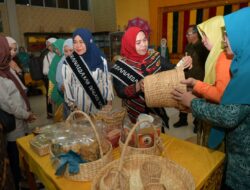 Pj Ketua Dekranasda Aceh Borong Karya Perajin Binaan Dekranasda Nagan Raya