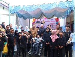Pj Bupati Azwardi Serahkan Kursi Roda untuk Penyandang Disabilitas SDLB Meulaboh