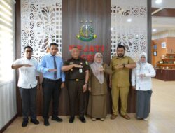 BKKBN Aceh Serahkan Penghargaan Kepada Kajati Aceh