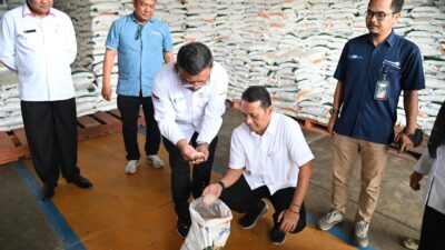 Kadis Pangan Aceh Besar Cek Kualitas Beras Bantuan Pangan Tahap III  