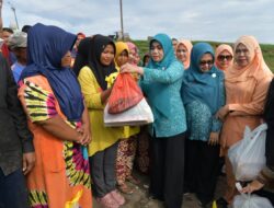 Pengurus PKK Aceh Bagikan Sembako untuk Pemulung TPA Gampong Jawa