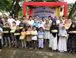 Hadiri Maulid Nabi di Blang Bintang, Pj Bupati Iswanto Serahkan Santunan kepada 114 Anak Yatim