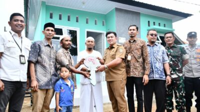Pj Wali Kota Almuniza Serahkan Satu Unit Rumah Untuk Warga Miskin