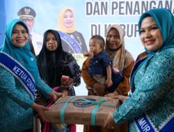 Ketua Forikan Aceh Safriati Serahkan 10,8 ton Ikan untuk Warga di Aceh Timur