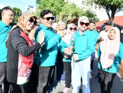 Momen Romantis Pj Wali Kota Almuniza, Beri Bunga untuk Nana Hafizdhah