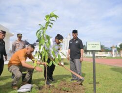 Pj Gubernur Safrizal Tanam Pohon Jeumpa dan Seulanga di Komplek Masjid Raya Baiturrahman