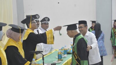 Pj Wali Kota Syaridin Wisuda Sekolah Lansia Kota Langsa