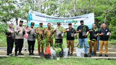 Sukseskan Program Tahiroe, Almuniza Tanam Jeumpa-Seulanga di Hutan Kota