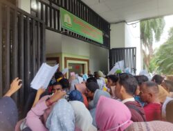 Ratusan Masyarakat Serbu Kantor Gubernur, Pemerintah Aceh: Isu adanya Bantuan Tidak Benar