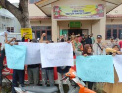 Puluhan Warga Tumpok Teungoh Demo Desak Pj Keuchik Muzakkir Dicopot dari Jabatannya
