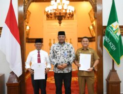 Pj Gubernur Safrizal Serahkan SK Perpanjangan Masa Jabatan Pj Bupati Aceh Tamiang dan Aceh Jaya