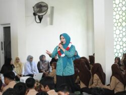 Berkunjung ke SMA 1 Banda Aceh, Ketua PKK Safriati Ajak Siswa Jauhi Bullying hingga Seks Bebas