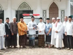 Tingkatkan Pelayanan Kesehatan, Farid Nyak Umar Serahkan Ambulans untuk Gampong Mulia