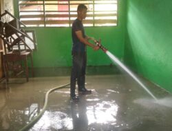 Pasca Banjir, Damkar BPBD Aceh Besar Bersihkan Sekolah di Kuta Cot Glie