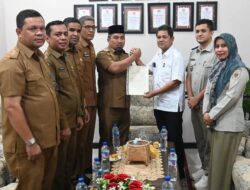 Pj Bupati Aceh Besar Terima 80 Sertifikat Elektronik dari BPN