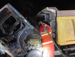 Dump Truck dan Sepmor Terbakar di Indrapuri, Penyebab Belum Diketahui