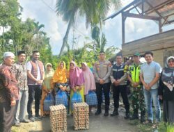 Camat Blang Bintang Salurkan Telur Gratis ke Masyarakat Cot Geundruet