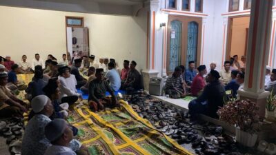 Pj Bupati Iswanto Membaur Warga Kota Jantho Takziah di Kediaman Kepala Bappeda Aceh Besar