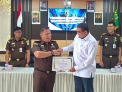 Percepat Sertifikasi Tanah Wakaf, Kakankemenag Aceh Besar Terima Penghargaan dari Kejari