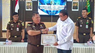 Percepat Sertifikasi Tanah Wakaf, Kakankemenag Aceh Besar Terima Penghargaan dari Kejari