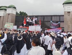 Belasan Ribu Honorer Gelar Aksi Tuntut Status PPPK Penuh Waktu di Senayan