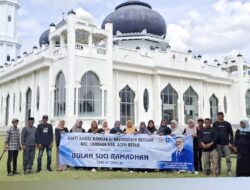 Sambut Ramadhan 1446 H, Barisan Nazaruddin Dekgam Bersihkan Masjid Rahmatullah Lampuuk