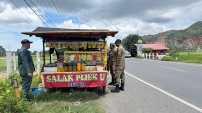 Jelang Ramadhan, Satpol PP dan WH Aceh Besar Awasi dan Himbau Pedagang di Jalur Wisata