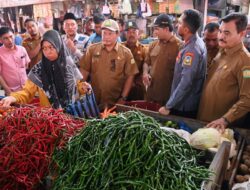 Jelang Ramadhan, Plt Sekda Aceh Besar Pantau Harga Kebutuhan Pokok di Pasar Induk Lambaro