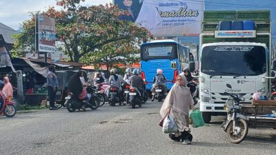 Hari Meugang, Arus Lalu Lintas di Pasar Keutapang Dua Padat